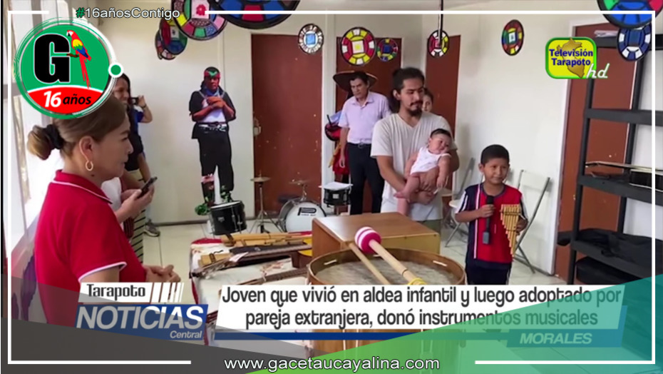 Joven criado en aldea infantil y adoptado por pareja extranjera dona instrumentos musicales a la comunidad