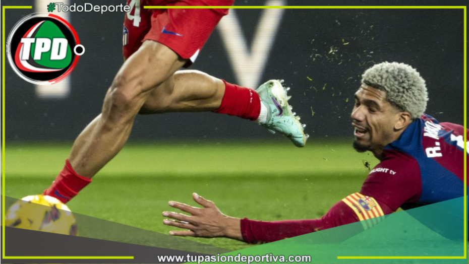 Ronald Araujo sufrió una fractura de mandíbula, pero no se operará y seguirá jugando