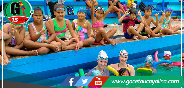 Nadadoras canadienses realizan clases de natación en la piscina olímpica de Manantay