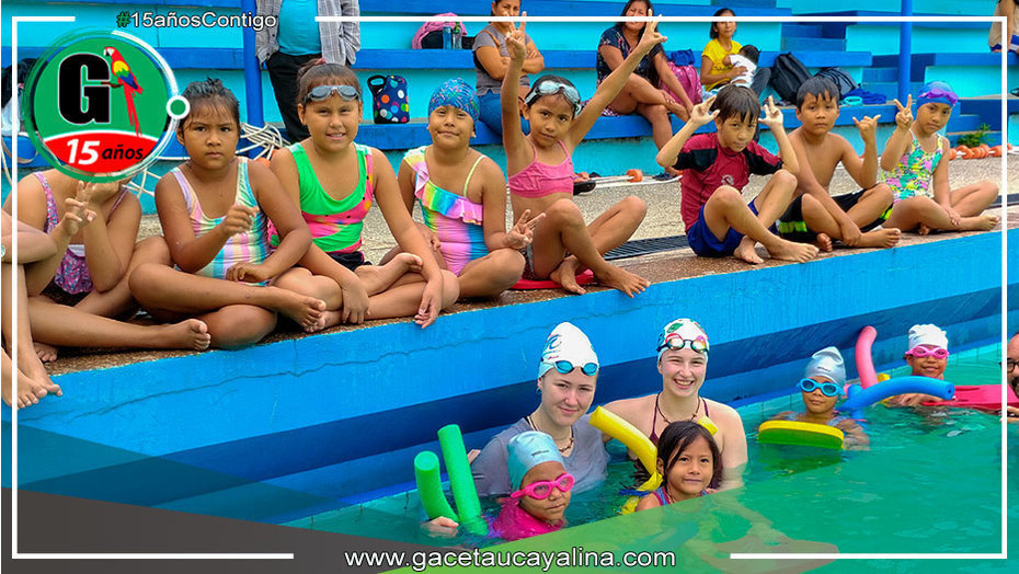 Nadadoras canadienses realizan clases de natación en la piscina olímpica de Manantay