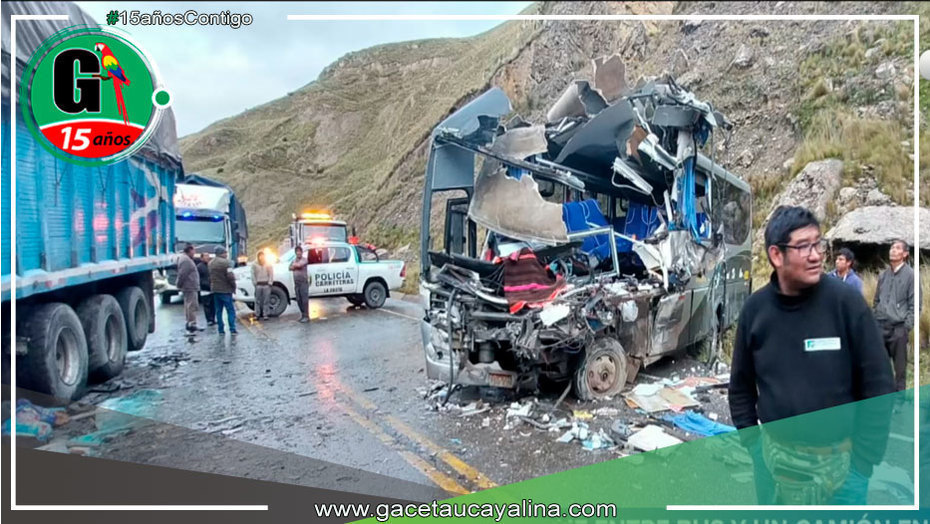 Dos muertos y un herido deja choque entre bus y un camión en La Oroya