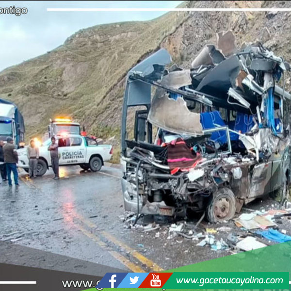 Dos muertos y un herido deja choque entre bus y un camión en La Oroya
