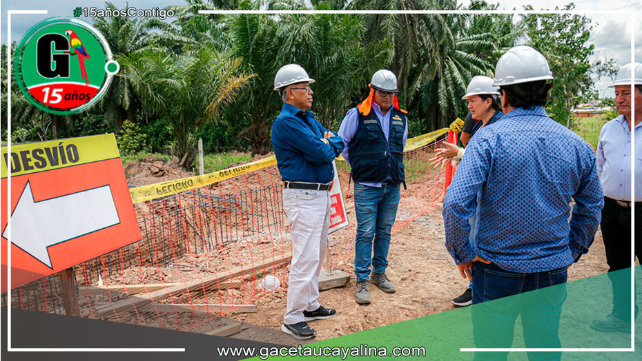 Rector de UNU supervisa enripiado en trocha carrozable