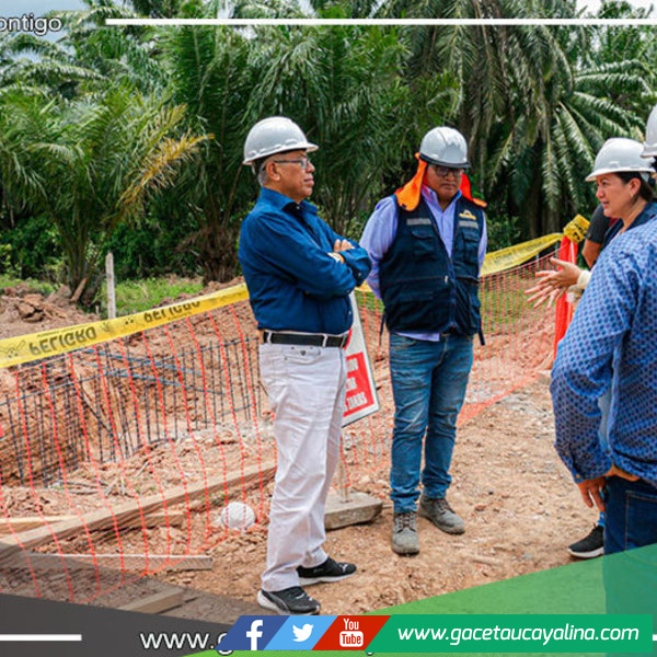 Rector de UNU supervisa enripiado en trocha carrozable