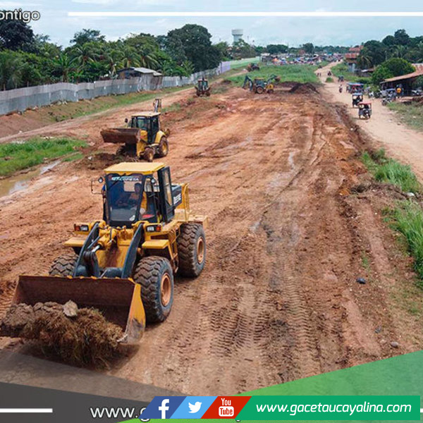 Municipalidad de Manantay en alianza con la empresa Cat Perú, nivelaron varias cuadras de la Av. Ramiro Prialé