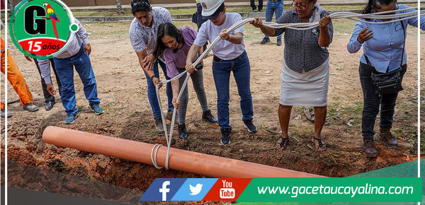 Colocan primer tubo de obra para mejoramiento de agua y desagüe en el parque César Vallejo del A.H. 9 de octubre