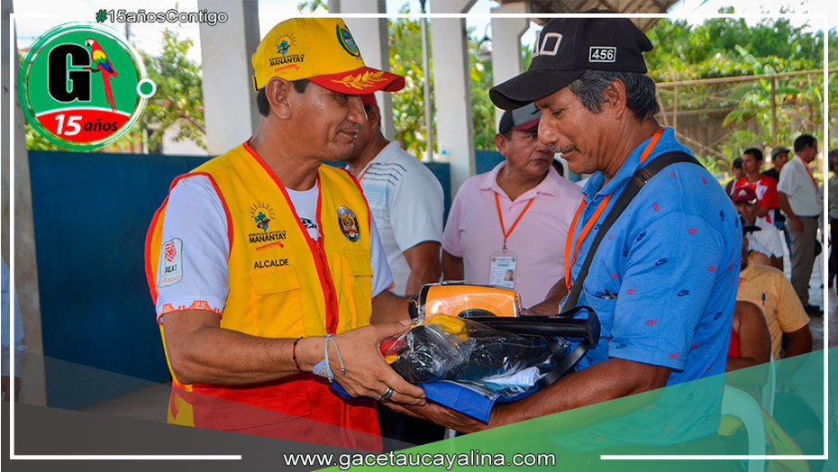 JJ.VV. reciben uniformes para luchar contra la inseguridad ciudadana en Manantay
