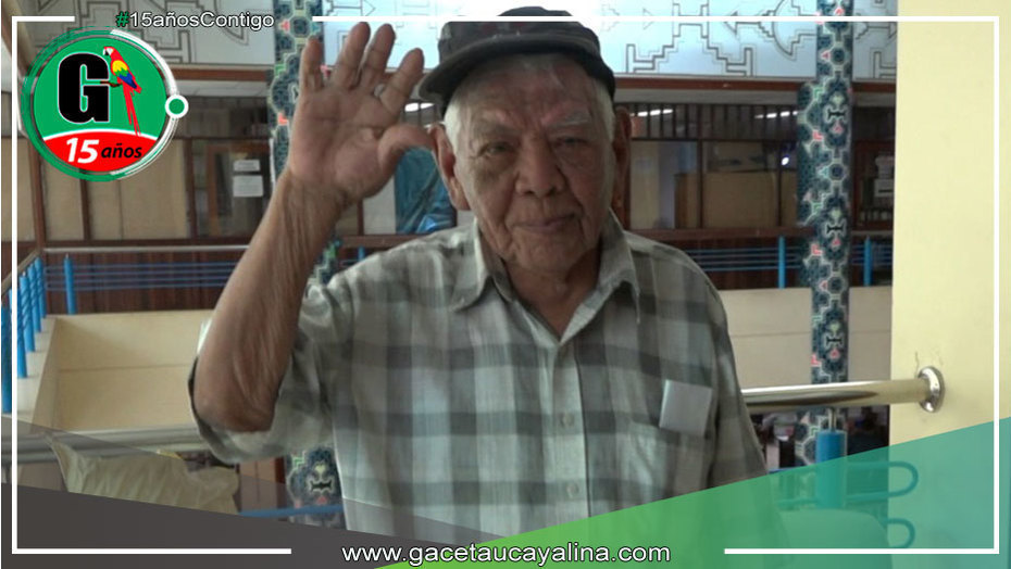 Adulto mayor ofrece servicio de escritura creativa
