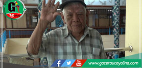 Adulto mayor ofrece servicio de escritura creativa