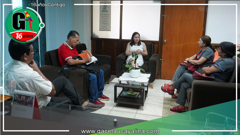Alcaldesa coordina implementación tecnológica educativa en aula piloto de la I.E. Villa El Salvador