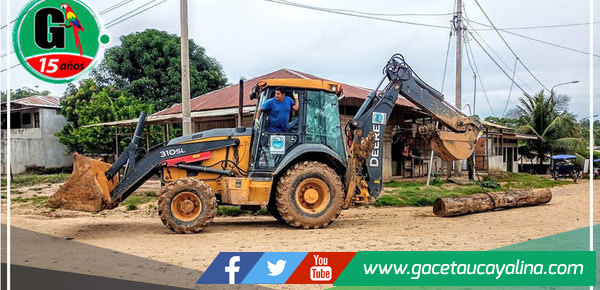 Maquinaria pesada municipal mejora trocha carrozable que conduce al CP. San Salvador de Contamana