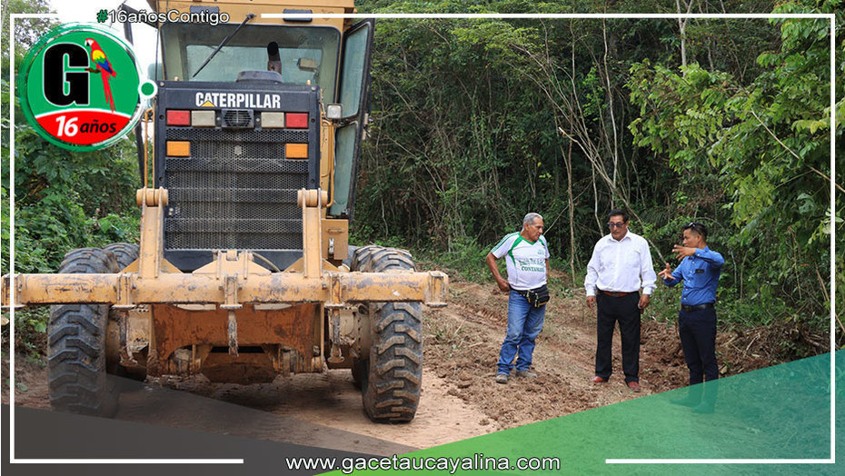 Alcalde de Contamana verifica avance de trabajos de mantenimiento en carretera Petro Betania