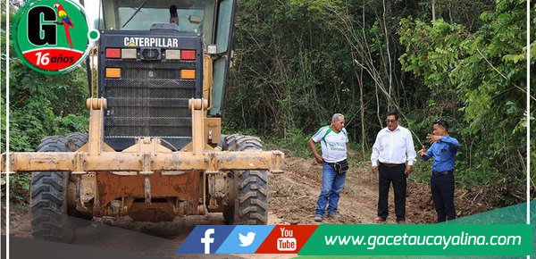 Alcalde de Contamana verifica avance de trabajos de mantenimiento en carretera Petro Betania
