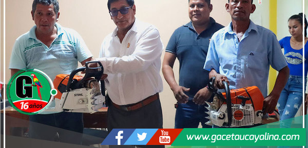 Alcalde de Ucayali entrega motosierras para construir puente en Caserío de Sta. Rosa de Cashiboya