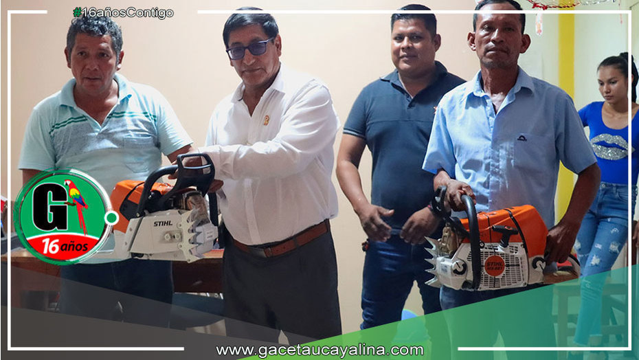Alcalde de Ucayali entrega motosierras para construir puente en Caserío de Sta. Rosa de Cashiboya