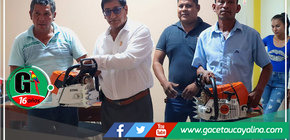 Alcalde de Ucayali entrega motosierras para construir puente en Caserío de Sta. Rosa de Cashiboya