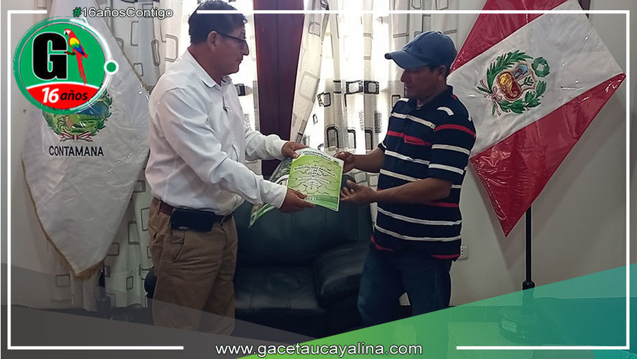 Alcalde de Ucayali entrega título de propiedad a institución educativa en Contamana