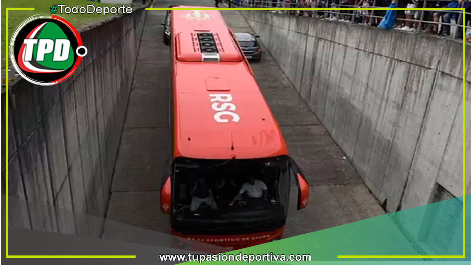 Una de las ventanas del autobús del equipo Sporting se dañó al llegar a Oviedo