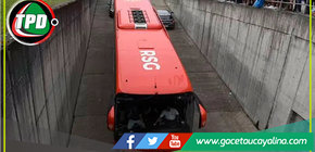 Una de las ventanas del autobús del equipo Sporting se dañó al llegar a Oviedo