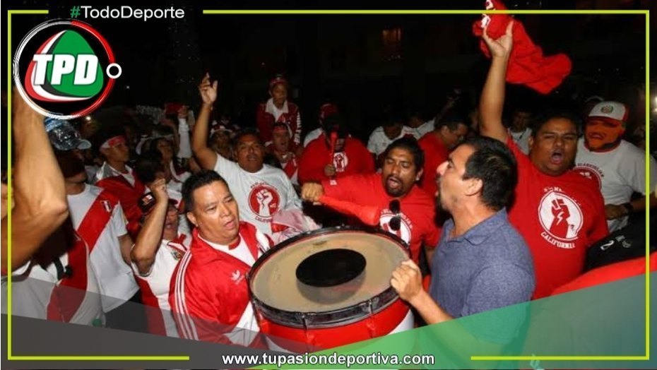 Hinchada peruana realizó banderazo previo al duelo contra Brasil