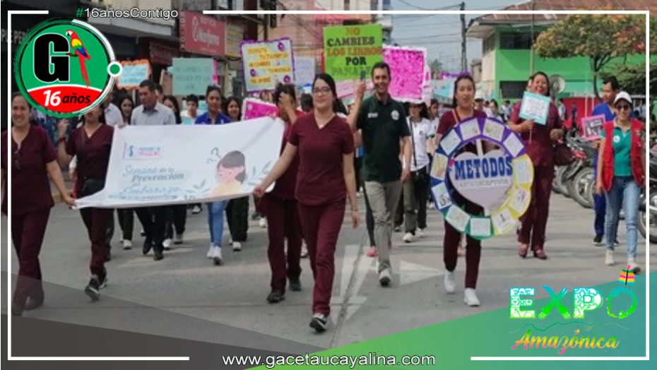 Profesionales de la salud se unen en un desfile junto a estudiantes