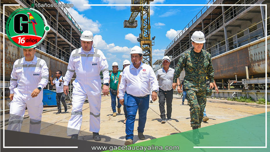 Gobernador de Loreto inspeccionó construcción de embarcaciones para atención en salud