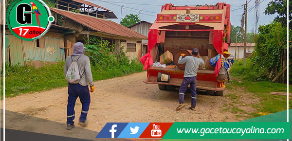 Vecinos de Sepahua que cuidan las calles y parques todos los días