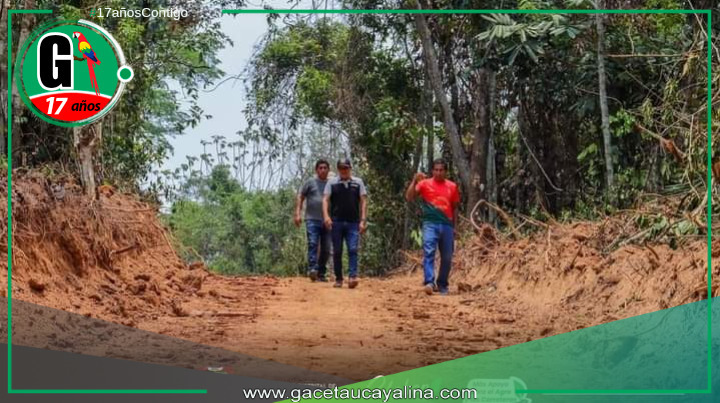 Alcalde de Curimaná mejora carreteras en Caserío Roca Fuerte.