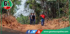 Alcalde de Curimaná mejora carreteras en Caserío Roca Fuerte.