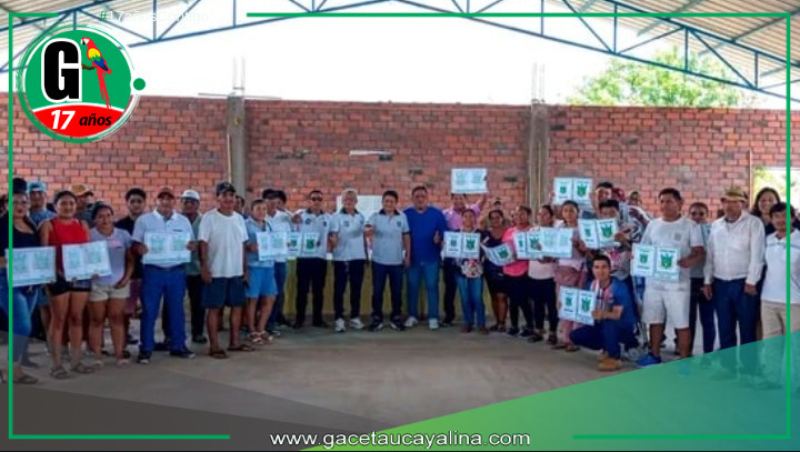 Alcalde provincial de Padre Abad entrega 98 títulos de propiedad a familias agricultoras de Neshuya.