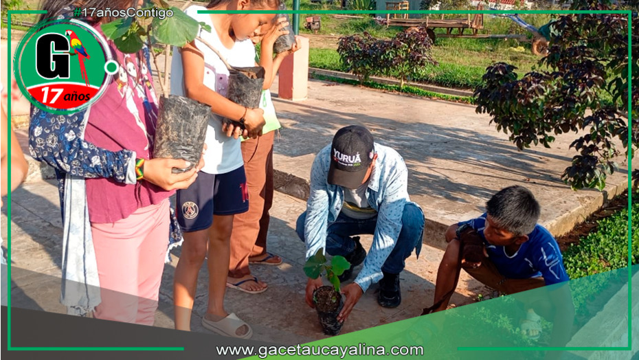 Yurúa reforesta y embellece su Plaza Mayor