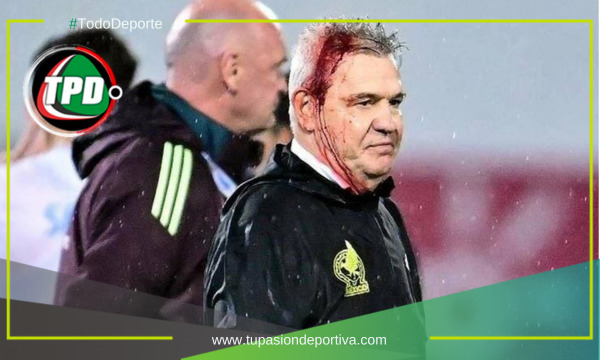 Javier Aguirre sufre herida tras agresión en el encuentro de Honduras contra México