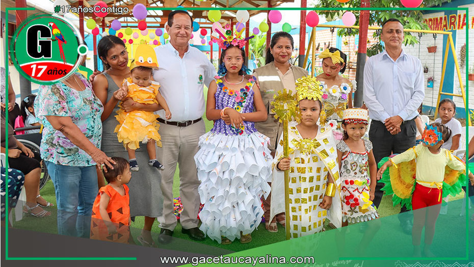 Estudiantes en Atalaya brillan en desfile con material reciclado