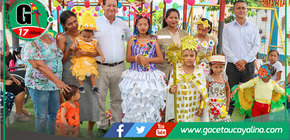 Estudiantes en Atalaya brillan en desfile con material reciclado