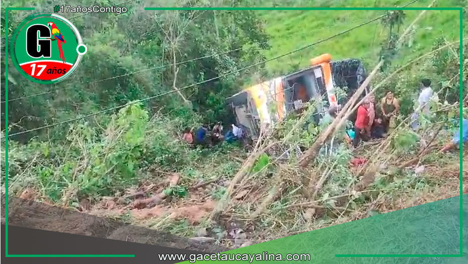 Bus cae a abismo y deja siete muertos y heridos