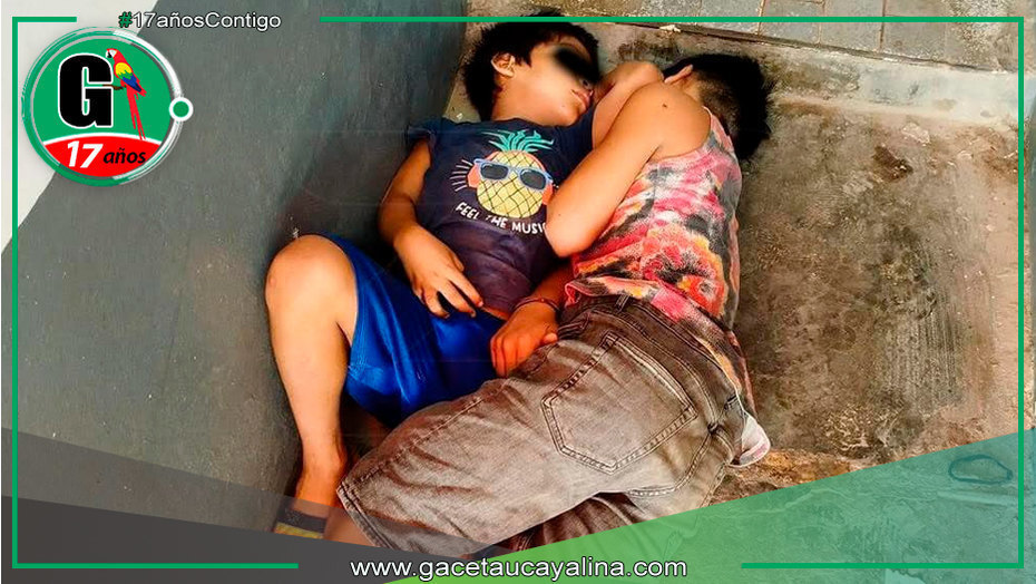 Niños durmiendo en un grifo conmueven a testigos
