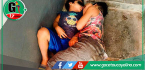 Niños durmiendo en un grifo conmueven a testigos