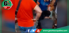 Vecinos detenidos a dos sujetos y queman su motocicleta en Manantay