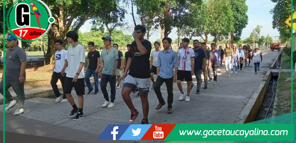 Estudiantes se preparan para gran desfile por 45° aniversario.