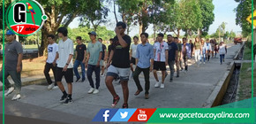 Estudiantes se preparan para gran desfile por 45° aniversario.