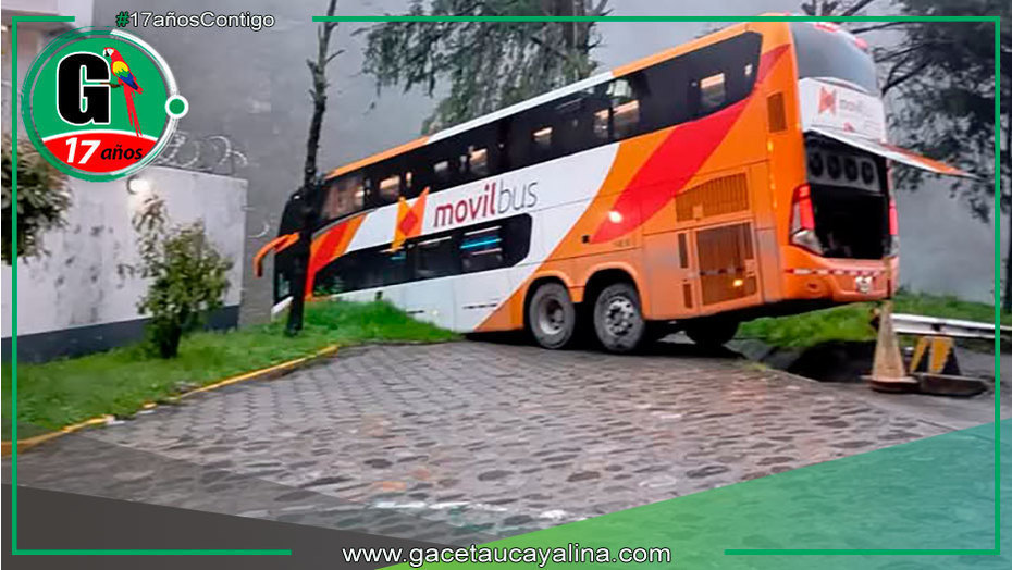 Bus interprovincial queda al borde de abismo en Tarma - Junín