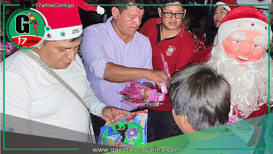 Alcalde de Sepahua lleva chocolatada y regalos a Bufeo Pozo