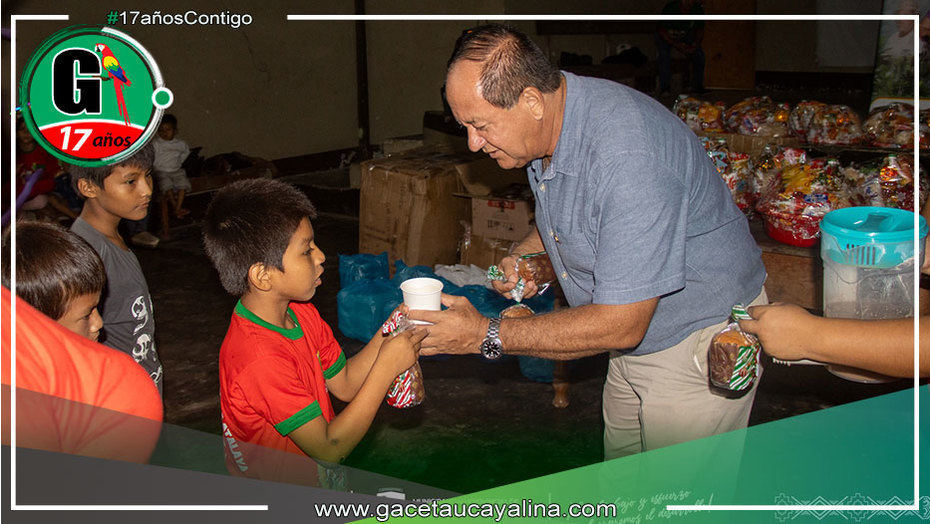 Alcalde de Atalaya lleva alegría navideña a discapacitados