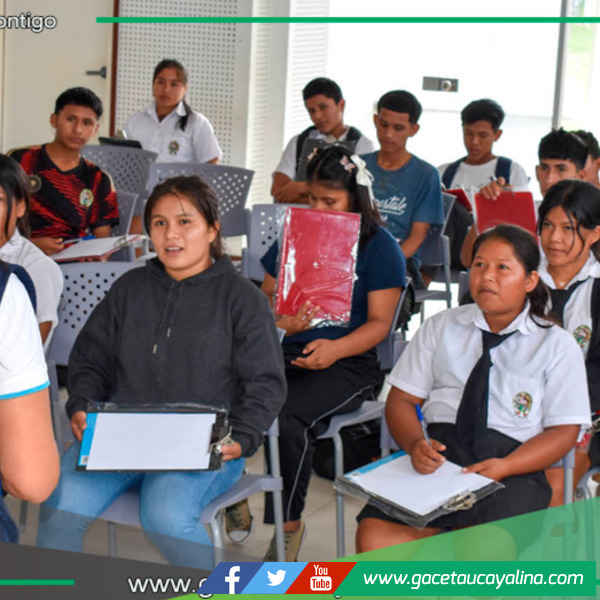 Estudiantes apoyan en evaluación de usuarios del Centro de Salud