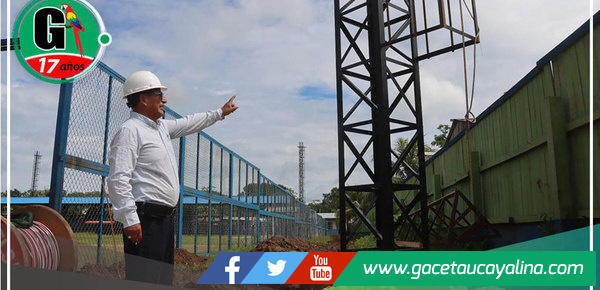 Alcalde verifica progreso eléctrico en estadio municipal de Contamana
