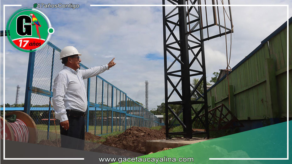 Alcalde verifica progreso eléctrico en estadio municipal de Contamana