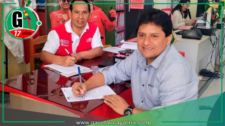 Iván Mendoza Firma Convenio para Pavimentar Jr. Río Negro en Aguaytía.