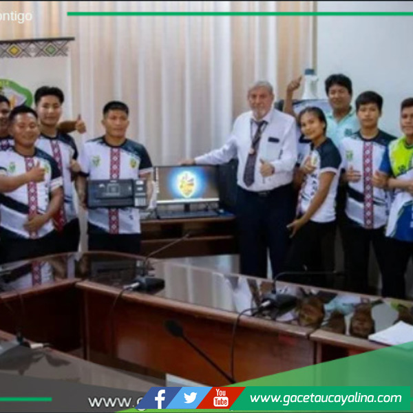 Municipalidad de Río Santiago dona equipos informáticos a estudiantes de la UNIA.