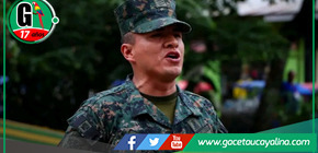 Jornada llena de patriotismo en izamiento y desfile cívico.