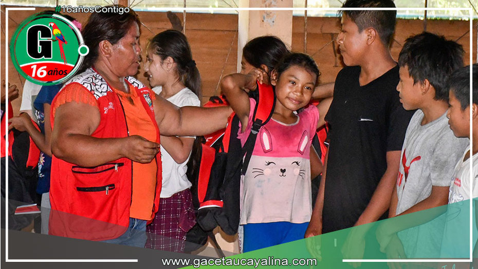Municipalidad de Sepahua Entrega Mochilas Escolares en Puija